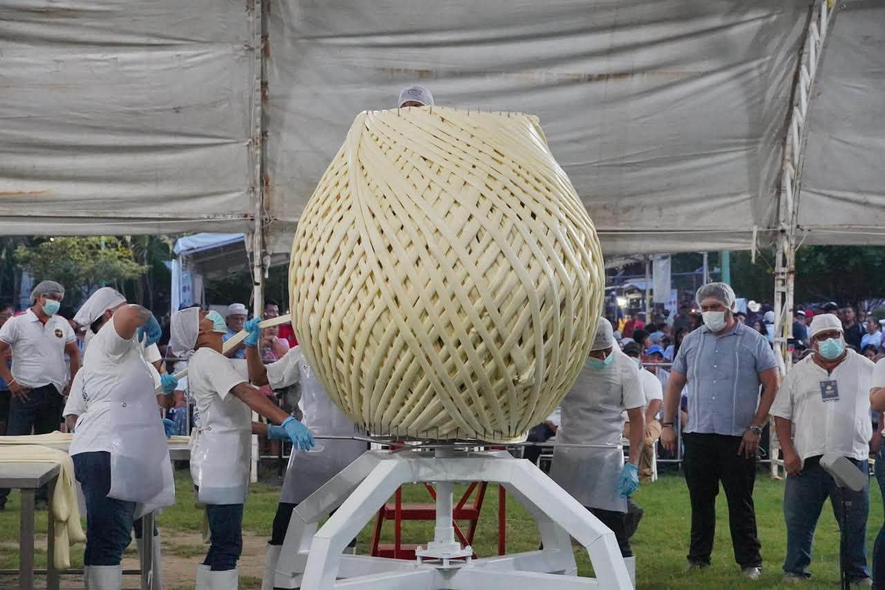 Récord Guinness por la bola de queso de hebra más grande del mundo en Pijijiapan, Chiapas
